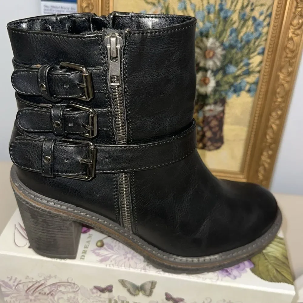 White Mountain 8 JOJO Black Heel Triple Buckle Double Zip Moto Ankle Booties